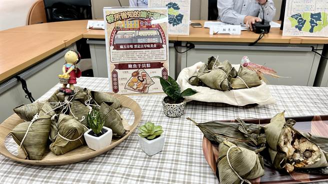 麻豆市五市场今年更推出「鲍鱼干贝粽」，每颗只要100元。（张毓翎摄）