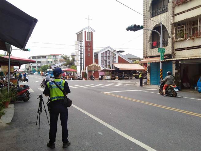 台南市北区忠义路、成功路口发生1对母女走斑马线过马路时被自小客车辗过，导致3岁女童死亡、母亲重伤，台南市警察局实施「路口车辆未停让行人」专案大执法。（读者提供／洪荣志台南传真）