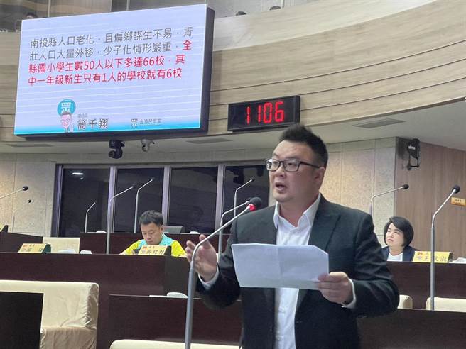 南投县议员简千翔认为，小校学生缺乏同侪刺激，成绩几乎都在后段班，「小校的产生，其实是害了那个孩子」。（杨静茹摄）