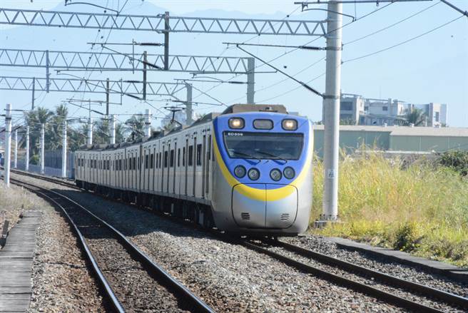 屏东版交通月票出炉，南高屏跨域通勤每月999元。(林和生摄)