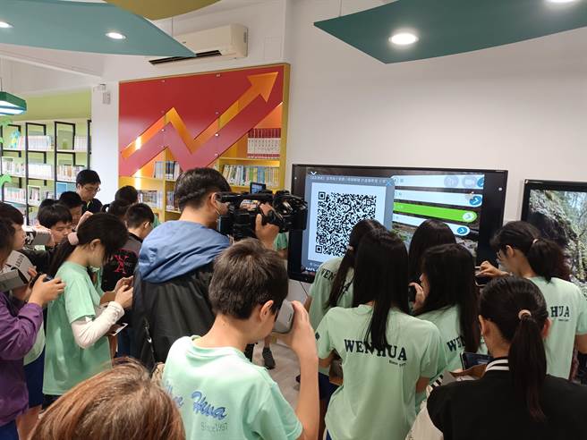 学生们体验VR。（苗栗县政府提供／李京升苗栗传真）