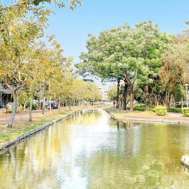 骑脚踏车沿曹公圳河岸漫游轻松惬意。(高雄市观光局提供)
