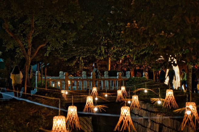 晚上点亮的曹公圳也别有趣味。(高雄市观光局提供)
