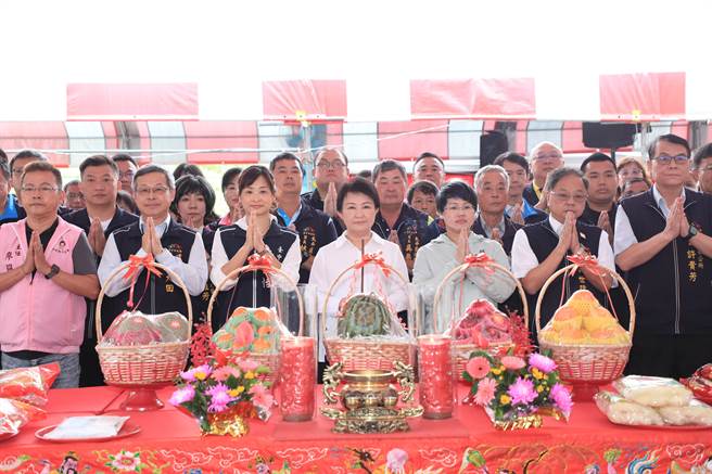 台中市政府15日举行太平区第一花园公墓新建第三座纳骨塔工程破土典礼，市长卢秀燕及地方民代共同参与。（冯惠宜摄）