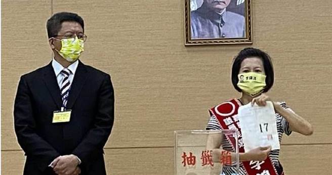 李锦洋去年参选嘉义市议员因涉贿选，由妻子代为到选委会抽号次。（廖素慧摄）