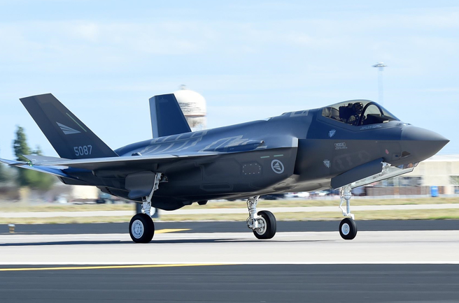 挪威皇家空军F-35隐形战机降落美国亚利桑那州路克空军基地（Luke Air Force Base）的资料照。（美国空军）