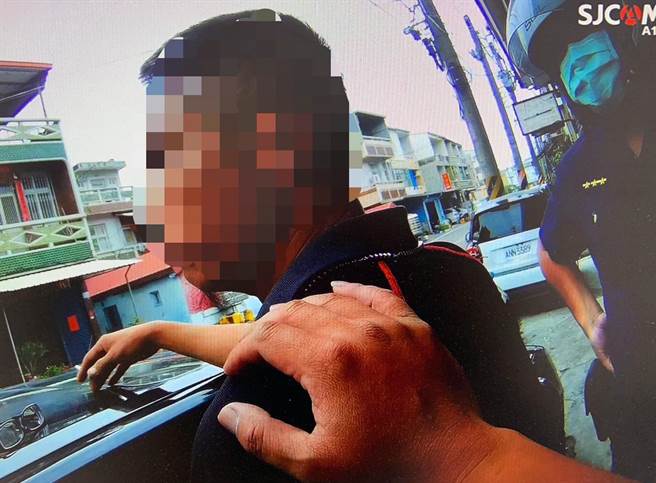 身负2条通缉、藏匿于新北市的40岁蔡姓男子，母亲节返乡探望母亲时，却因违规停车被逮获。（读者提供／洪荣志台南传真）