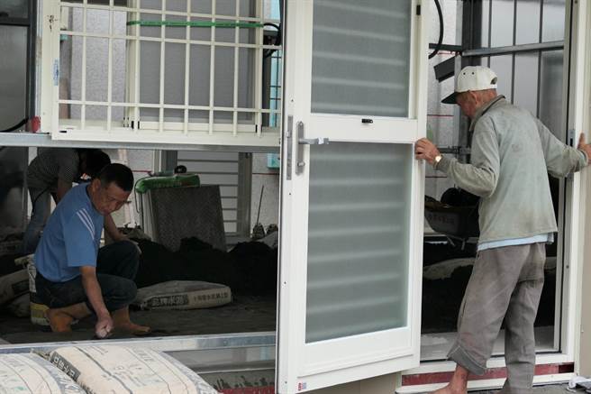 云林县北港镇蔡老先生（右）看着台湾心义工团帮他建屋，满心期待。（张朝欣摄）