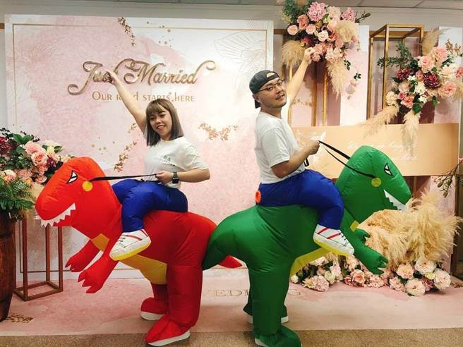 高雄三民户政事务所特别布置4种不同风格的结婚背板，供新人拍照。（三民户政事务所提供／洪浩轩高雄传真）