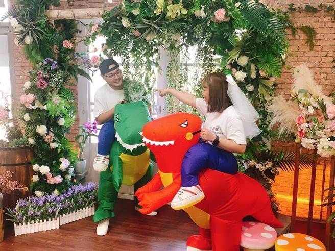 高雄三民户政事务所特别布置4种不同风格的结婚背板，供新人拍照。（三民户政事务所提供／洪浩轩高雄传真）