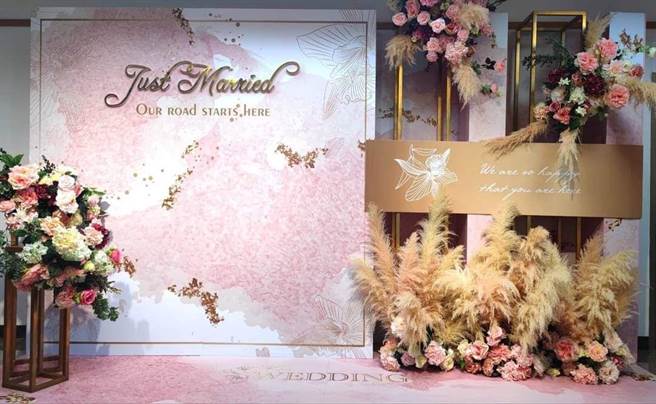 高雄三民户政事务所特别布置4种不同风格的结婚背板，供新人拍照。（三民户政事务所提供／洪浩轩高雄传真）