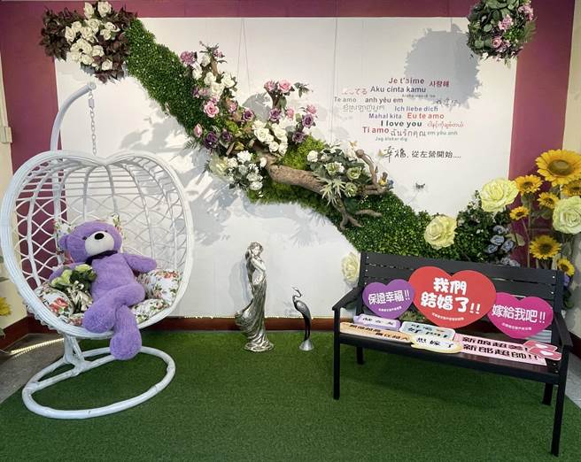 左营户政事务所同样有4面结婚拍照背板。（左营户政事务所提供／洪浩轩高雄传真）