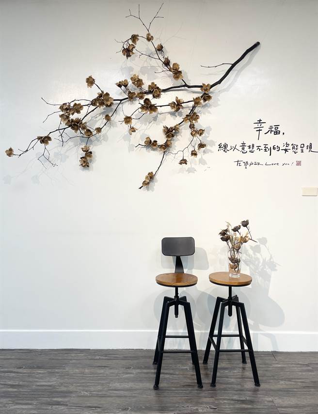 左营户政事务所同样有4面结婚拍照背板。（左营户政事务所提供／洪浩轩高雄传真）