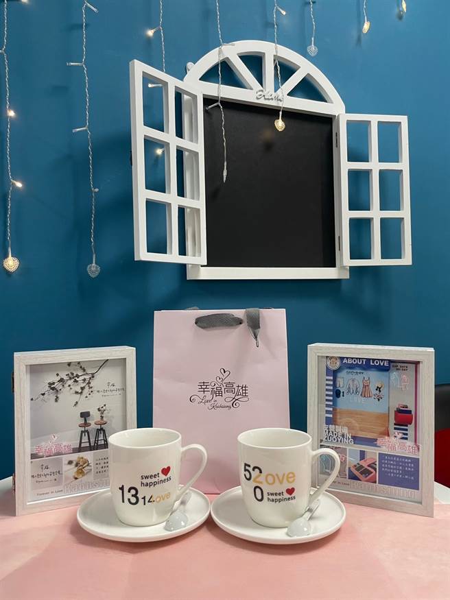 左营户政事务所同样有4面结婚拍照背板。（左营户政事务所提供／洪浩轩高雄传真）