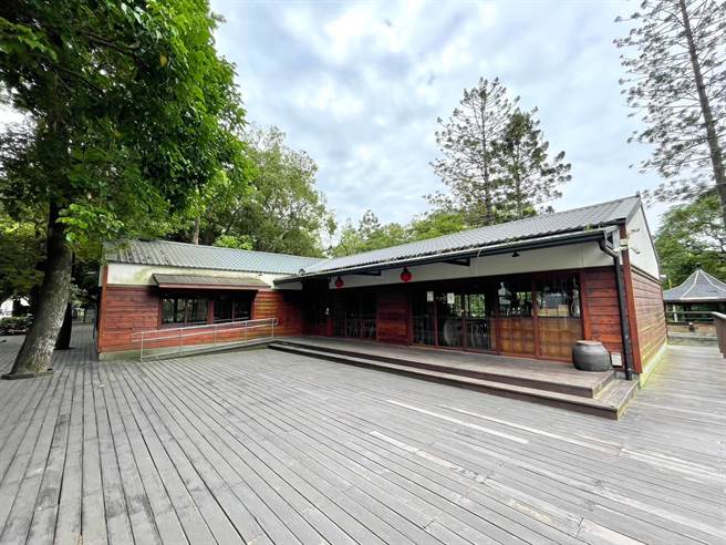 桃园市大溪游客服务中心沦为蚊子馆，桃市府风管处多次函文要求业者重新復业并开罚。（吕筱蝉摄）