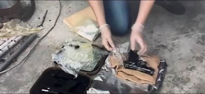 板桥警查缉毒品，同时破获改造枪枝工厂。（警方提供）
