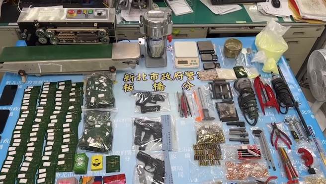 警方查扣毒品、枪枝等证物。（警方提供）