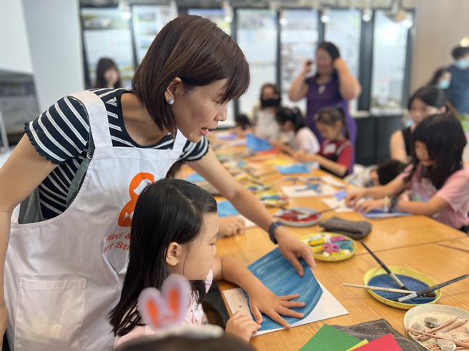 亚果游艇与台南知名儿童画室Bird & Fish Art Studio合作，邀请5~15岁儿童与青少年免费体验。(亚果游艇提供)