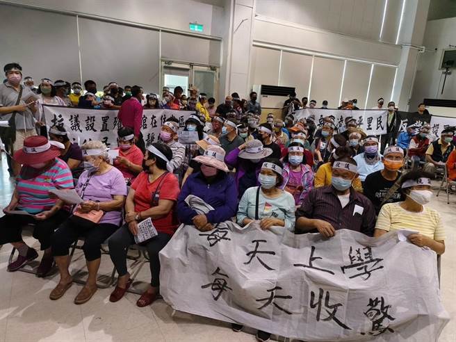 竹山镇公所向县府申请第13公墓用地变更，拟在延平国小后方盖殡仪馆，15日开公听会，居民绑白布条抗议。（南投县议员游颢提供／杨静茹南投传真）