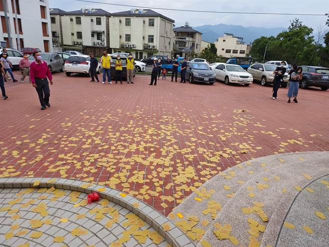 竹山镇公所拟在延平国小后方盖殡仪馆，15日开公听会前，居民撒冥纸抗议。（南投县议员游颢提供／杨静茹南投传真）