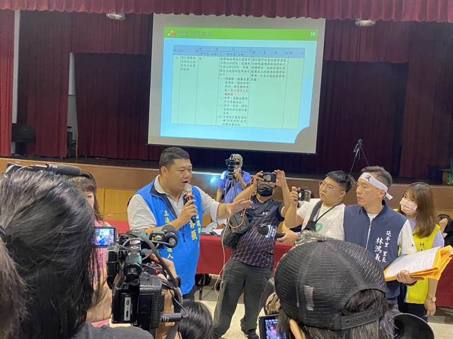 有关竹山镇公所申请13公墓用地变更，拟在延平国小后方盖殡仪馆案，延平里长林鸿义、南投县议员游颢建请镇公所重新评估。（南投县议员游颢提供／杨静茹南投传真）