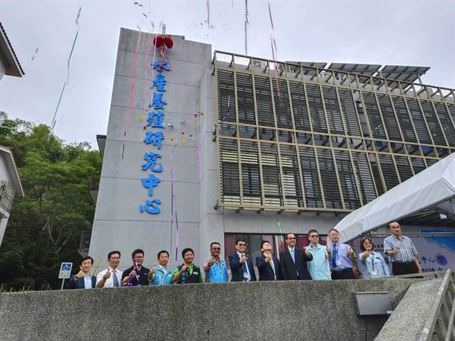 嘉义大学「水产养殖研究中心暨智能养殖教育训练中心」今天揭牌启用。（廖素慧摄）