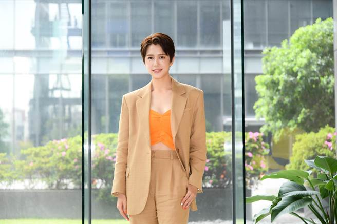 剧中扮男生的刘奕儿难得带「长辈」见客。（三立提供）