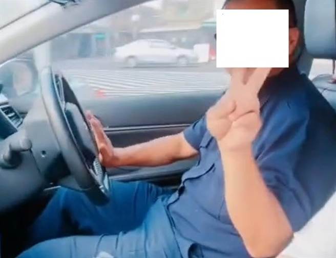 云林县二线二星丁姓警官驾车载2名志工皆未繫安全带，警局依规定惩处。（摘自社会事新闻影音／张朝欣云林传真）