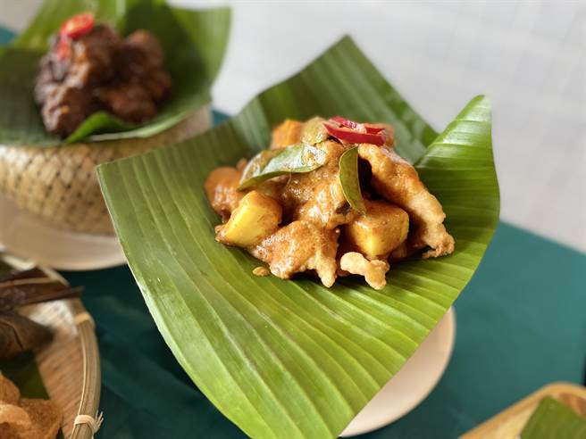 金爸爸LaLaport台中店「软壳蟹罗惹生果沙拉」，以时令水果、鲜蔬、豆薯、酥脆软壳蟹制作，淋上峇拉煎、辣椒、鱼露、青柠、花生多种香料调制成的「罗惹花生辣酱」，爽脆口感带上酸辣及海味。（冯惠宜摄）