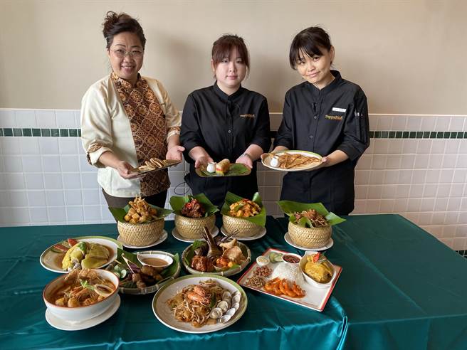 「金爸爸LaLaport台中店」推出多道独家料理，「大马拼盘」、「软壳蟹罗惹生果沙拉」、「马来仁当排骨」、「娘惹咖哩鱼」、「槟城华人萝卜糕」、「斑兰脆皮椰丝卷」等等。（冯惠宜摄）