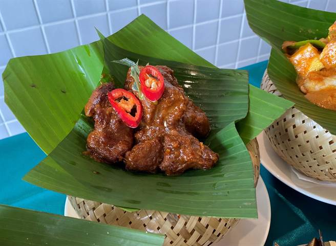 「金爸爸LaLaport台中店」马来仁当排骨：以以台湾猪小排入菜，并採5种以上的辣椒、10种以上的咖哩香料调制的「仁当酱」，香辣中带有椰糖、椰浆温润的甘甜味，是金爸爸秘传食谱与台湾元素完美结合。（冯惠宜摄）