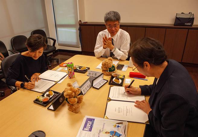 慈济大学护理学系主任彭台珠（右）与香港大学护理学院院长林佳静（左），今在慈大医学院长陈宗鹰（中）见证下，代表学校签署合作交流备忘录。（慈济大学提供／罗亦晽花莲传真）