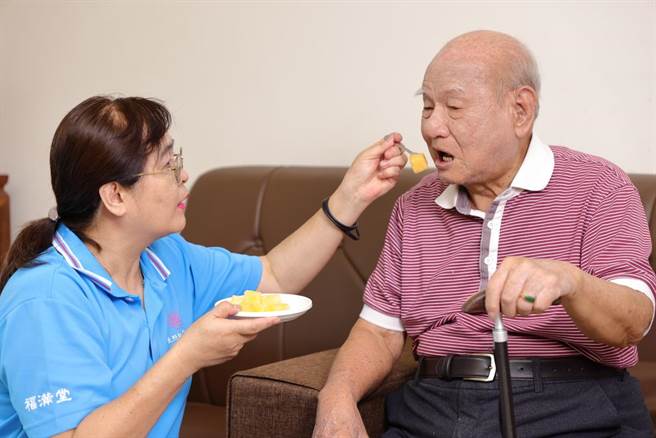 高雄市无论是人口老化问题或是需要长期照顾人数均在六都占据前2名，显示高雄长照议题造成的精神与经济压力问题相对其他县市严峻。安康长照集团董事长杨崧右提醒，使用长照服务可以节税。（安康长照集团提供／洪浩轩高雄传真）
