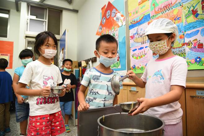 南投县府提供县内学生免费营养午餐，去年2月将营养午餐从每餐38元调升至45元，仍赶不上通膨，南投县议员建请调涨营养午餐费。（本报资料照片／杨静茹南投传真）