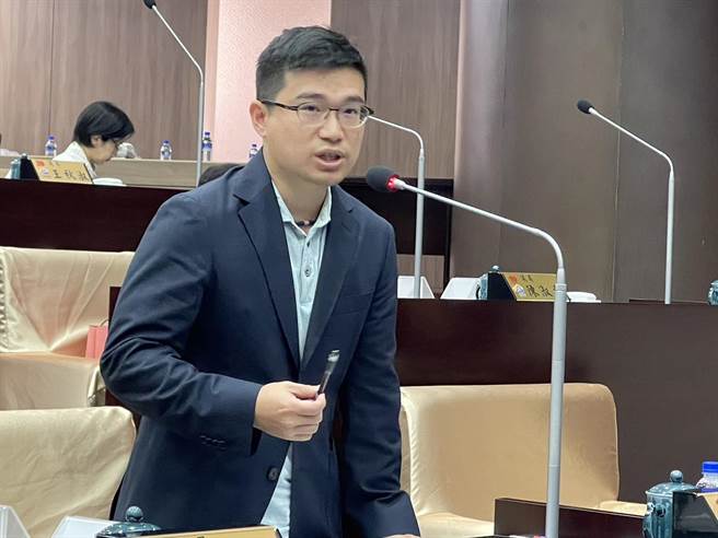 南投县议员林儒旸指今年4月CPI年增率2.35％、蛋价年增率26.4％，担心营养午餐每餐仅45元，正在发育的学童营养不足。（杨静茹摄）