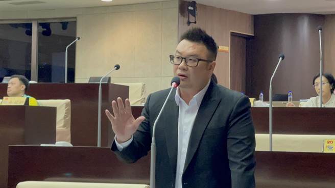 南投县议员简千翔呼吁县府，勿因提供全县学生免费营养午餐而不调涨，牺牲孩子们的成长。（杨静茹摄）