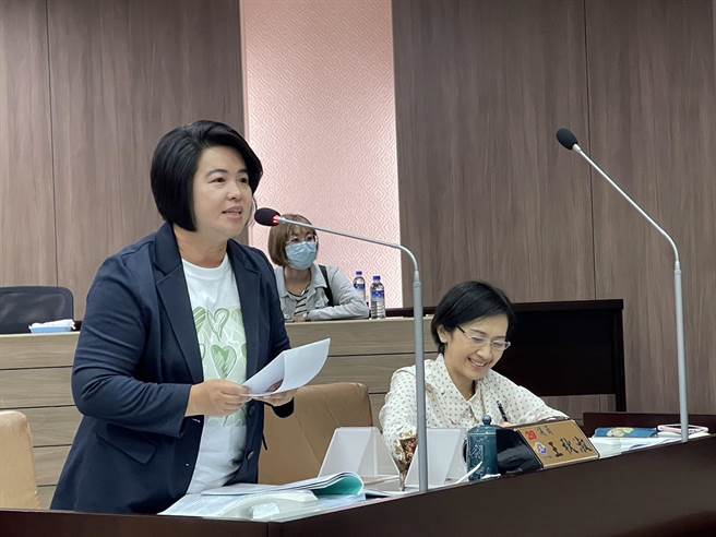 南投教育处长王淑玲回应议员王秋淑，她早餐大概都花费40元。王秋淑酸：「你买的都特别便宜。」（杨静茹摄）