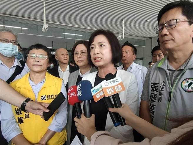 立委何欣純（前中）15日強調，「安全沒有分顏色與政治你我他」，重申今日來考察以市民的安全為第一、唯一優先考量。（潘虹恩攝）