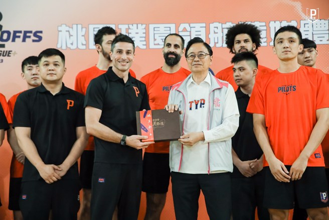 桃园市长张善政精心准备富有「胜利好事发生」意涵的花生礼盒，由领航猿总教练卡米诺斯收下，祝福场场胜利！(领航猿提供)