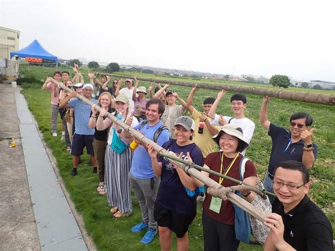 美国犹他州立大学农业生态团到雾峰参 与修护黑翅鸢栖架。（兴大提供／陈淑芬台中传真）