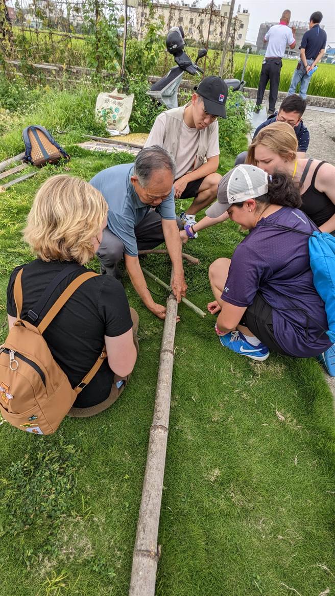 美国犹他州立大学农业生态团到雾峰参 与修护黑翅鸢栖架。（兴大提供／陈淑芬台中传真）