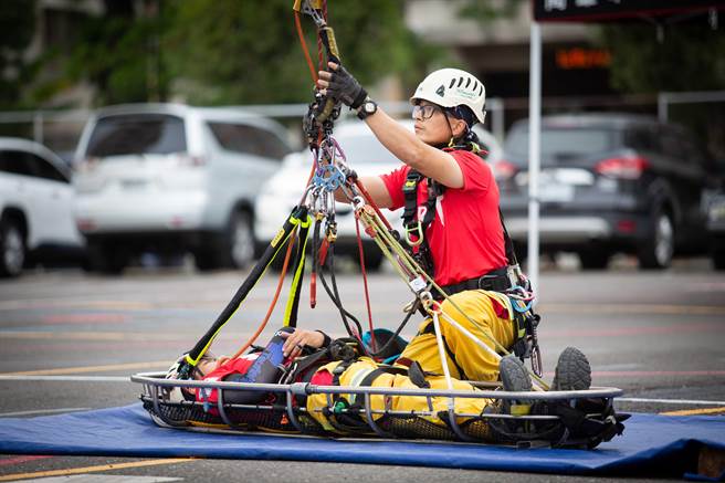 高雄绳索救援队（KRRT）集结高雄各地消防绳索救援菁英，上山下海、各式地形的架绳救援任务都难不倒他们。（袁庭尧摄）