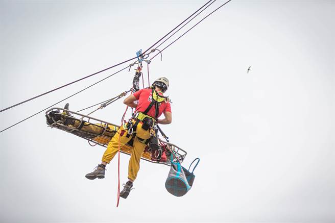 从架绳、接触、确保到吊挂，全程耗时不到30分钟，KRRT成员动作迅速确实。（袁庭尧摄）