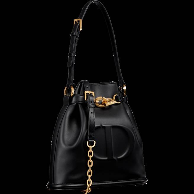 C’est Dior黑色小牛皮中型水桶包，售價12萬元。（Dior提供）