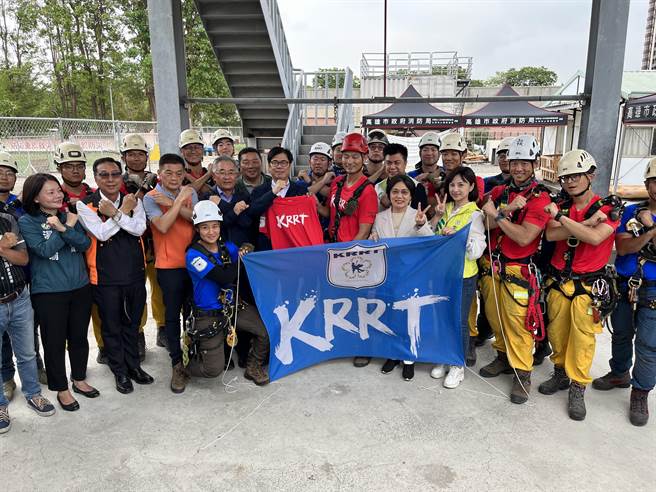 市长陈其迈15日特地前往慰勉队员，期勉展现实力、带回世界最精锐的救援技巧，造福台湾民眾。（袁庭尧摄）