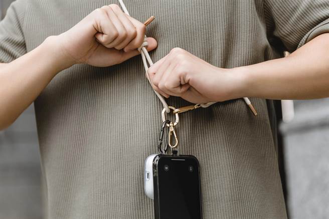 金属扣点有不同色系可选，搭配不同色选的挂绳，打造自己独一无二的装置造型毫无困难。（MAGEASY提供）