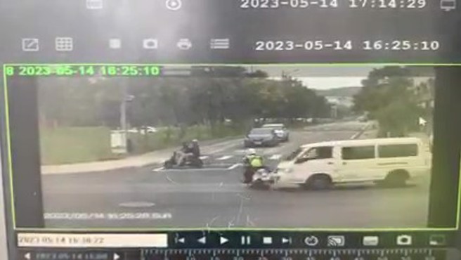苗栗縣竹南分局員警騎警用車，闖紅燈遭1輛箱型車撞上，撞擊畫面曝光。（圖／翻攝爆料公社）