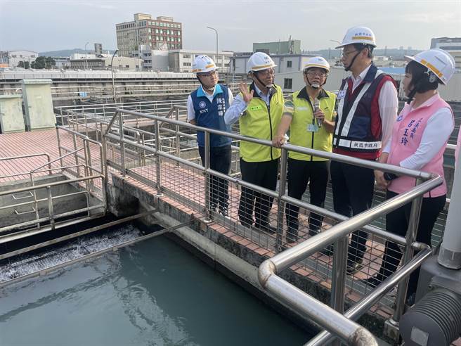 桃园桃园市长张善政15日傍晚赴平镇给水厂视察復水状况。(吕筱蝉摄)