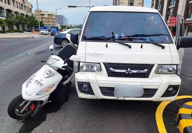 員警機車與箱型車發生擦撞。（民眾提供／李京昇苗栗傳真）