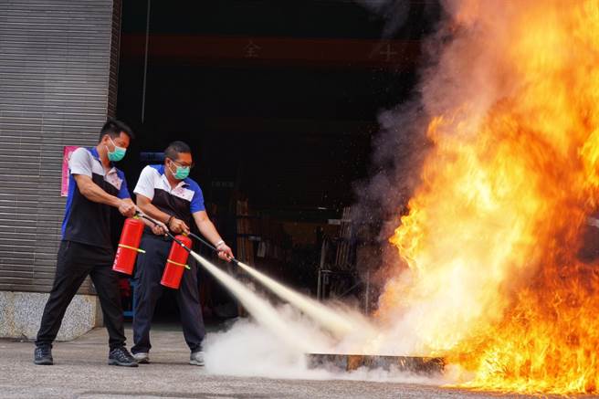 第一消防大队迴龙分队今日于龟山区廉乔金属公司举办自卫消防编组暨火灾抢救演练。(消防提供／蔡依珍桃园传真)